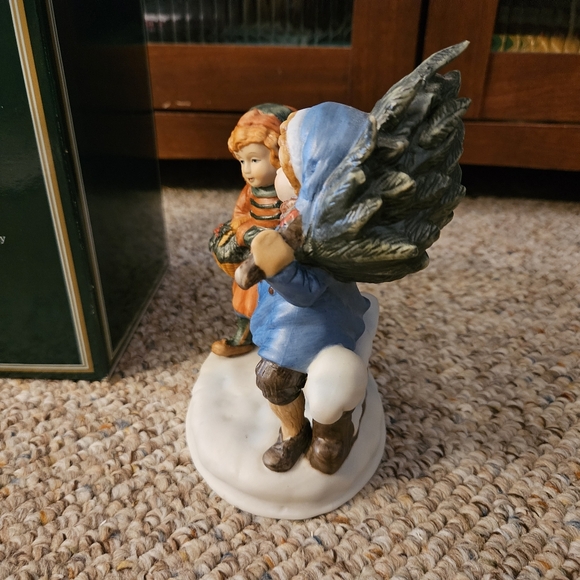 Avon Christmas Memories Series 1981 Porcelain Figurine - Picture 4 of 6